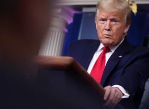 Администрация Трампа увольняет опытных сотрудников Минюста, пишет WP