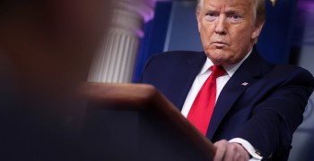 Администрация Трампа увольняет опытных сотрудников Минюста, пишет WP